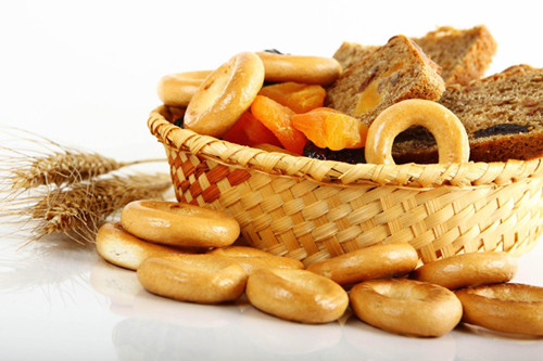 Bánh mì trắng, mì trắng. Bánh mì trắng, mì trắng thường chứa nhiều carbohydrate tinh chế. Khi ăn chúng, cơ thể tiêu thụ dễ dàng khiến lượng đường trong máu tăng vọt song cũng nhanh chóng được sử dụng hết khiến bạn cảm thấy mệt mỏi, kiệt sức.