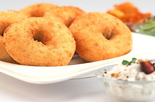 Đồ rán. Đồ rán được nhiều người yêu thích nhờ cảm giác ngon miệng mà chúng mang lại. Tuy nhiên, hệ tiêu hóa cần mất nhiều thời gian mới có thể hấp thụ hết các chất béo có trong chúng khiến bạn luôn cảm thấy khó chịu, đôi khi là mệt mỏi.