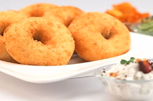 Đồ rán. Đồ rán được nhiều người yêu thích nhờ cảm giác ngon miệng mà chúng mang lại. Tuy nhiên, hệ tiêu hóa cần mất nhiều thời gian mới có thể hấp thụ hết các chất béo có trong chúng khiến bạn luôn cảm thấy khó chịu, đôi khi là mệt mỏi.