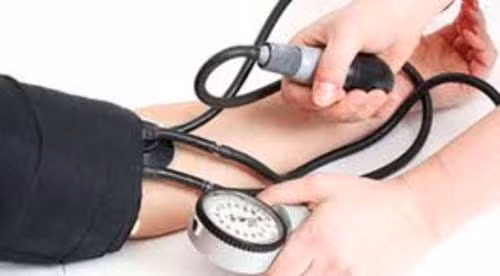 Ổn định huyết áp. Ánh nắng mặt trời cũng ảnh hưởng tích cực đến nỗ lực ổn định huyết áp ở con người. Cụ thể, nghiên cứu được công bố trên tạp chí Journal of Investigative Dermatology năm 2014 chỉ ra tỷ lệ tăng huyết áp có xu hướng tăng cao vào mùa đông và nhiều ở các nước xa đường xích đạo. Rất có thể việc tiếp xúc với mặt trời khiến nitric oxide trong da được hấp thụ vào máu, giúp mở rộng các mạch máu và giảm áp lực bên trong.