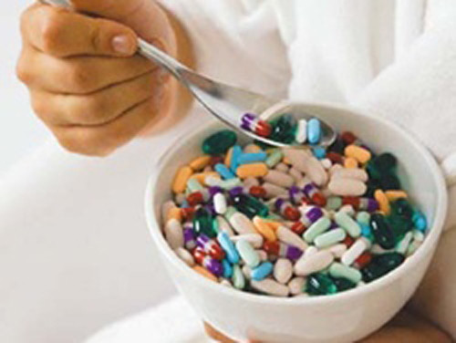 Thuốc giảm đau tổng hợp có thể gây hại. Thuốc giảm đau tổng hợp với thành phần từ cây thuốc phiện mang đến nhiều tác hại cho người sử dụng. Dù không tác động hoàn toàn giống như thuốc phiện ảnh hưởng đến cơ thể song thuốc giảm đau loại này dễ gây nghiện và tác dụng phụ nhiều hơn.