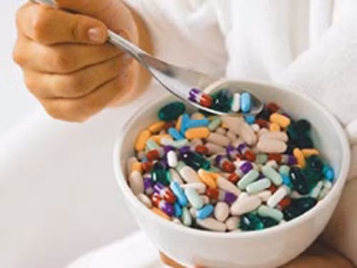 Thuốc giảm đau tổng hợp có thể gây hại. Thuốc giảm đau tổng hợp với thành phần từ cây thuốc phiện mang đến nhiều tác hại cho người sử dụng. Dù không tác động hoàn toàn giống như thuốc phiện ảnh hưởng đến cơ thể song thuốc giảm đau loại này dễ gây nghiện và tác dụng phụ nhiều hơn.