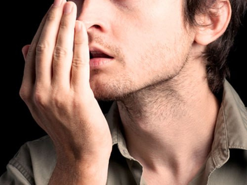 Hơi thở hôi. Ngoài việc lười đánh răng, đánh răng không đúng cách cũng làm hơi thở của bạn khiến người khác khó chịu.