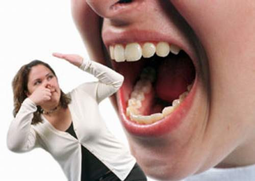 Chính lượng thức ăn còn sót lại trong miệng bị vi khuẩn tấn công dẫn đến mùi hôi. Càng lười vệ sinh răng miệng thì hơi thở của bạn càng dễ làm phiền người khác. Ảnh hưởng không nhỏ đến hiệu quả quá trình giao tiếp.