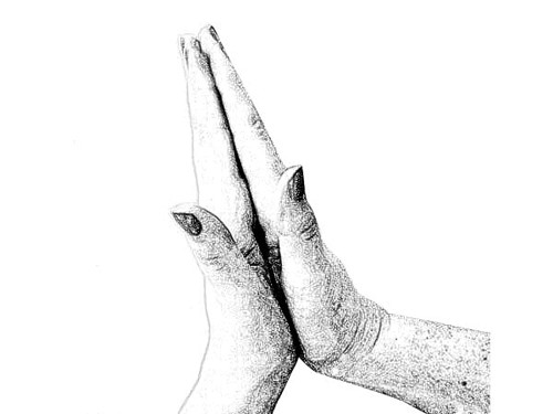 Trong khi đó, chắp hai bàn tay đối xứng nhau, dùng lực ép nhẹ sẽ mang lại lợi ích làm tăng lưu lượng máu đến ruột, thận. Bài tập này cũng giúp bạn tăng cường sức mạnh tổng thể, lấy lại sự tự tin.