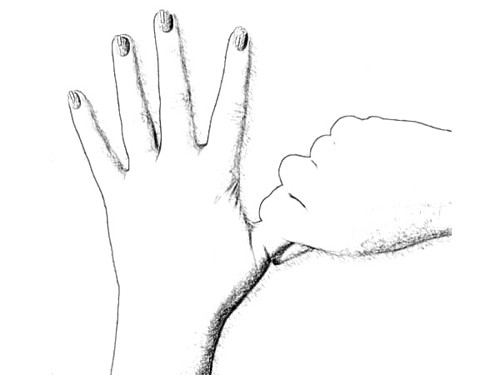  Massage tay giảm đau với ngón cái. Chuyên gia sức khỏe khẳng định ngón cái có mối liên kết đặc biệt với lá lách, dạ dày và cảm xúc. Chính vì vậy, khi bị đau đầu hoặc căng thẳng, bạn nên dùng tay còn lại cầm nhẹ vào ngón cái, massage nhẹ nhàng cho đến khi cảm thấy tốt hơn.