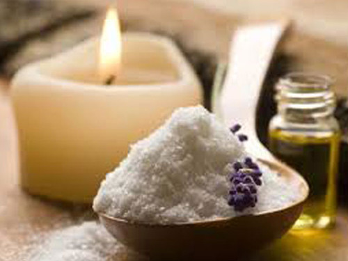 Dùng muối tắm. Muối tắm ngăn chặn sự phát triển của vi khuẩn. Khi thực hiện, bạn dùng chút bông sạch nhúng rồi chà lên khu vực bị nhiễm nấm. Muối tắm sẽ làm sạch hiệu quả khiến bạn bớt ngứa hơn.