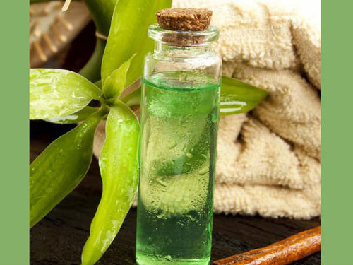 Tinh dầu trà. Tinh dầu trà giàu chất chống nấm và khử trùng, có tác dụng làm khô cực tốt. Áp dụng loại dầu này lên khu vực bị nhiễm nấm, đợi đến khi khô rồi lau sạch nhanh chóng giúp loại bỏ tình trạng nhiễm nấm.