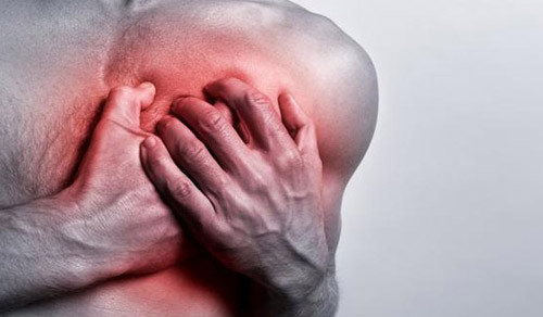 Đau ở cánh tay trái cùng cảm giác khó chịu ở ngực, lưng trên báo hiệu tình trạng lưu lượng máu tới tim có xu hướng giảm, dễ mắc bệnh động mạch vành chứ không đơn thuần là cơn đau nhức bình thường.