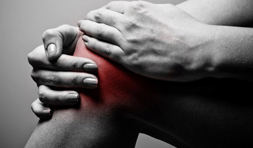 Trường hợp đau kèm sốt, mệt mỏi hoặc tình trạng sưng đỏ ngày càng tồi tệ khi tập thể dục là biểu hiện của viêm khớp dạng thấp. Thay vì dùng thuốc giảm đau tại nhà, bạn nên đi khám để được hướng dẫn đúng cách bởi bác sĩ có chuyên môn.