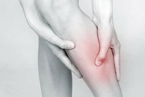 Đau, chuột rút ở các chi cùng tình trạng cơ thể xanh xao, da vùng bị đau đổi màu là triệu chứng tình trạng suy động mạch, tắc nghẽn động mạch dẫn tới việc không cung cấp đủ máu cho các cơ quan.