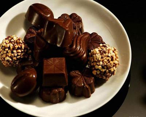 Dù chứa caffeine song socola vẫn được khuyên dùng bởi chúng chứa nhiều chất chống oxy hóa. Socola đen mang lại khả năng giảm huyết áp, cholesterol xấu, giảm nguy cơ béo phì và tiểu đường type 2.