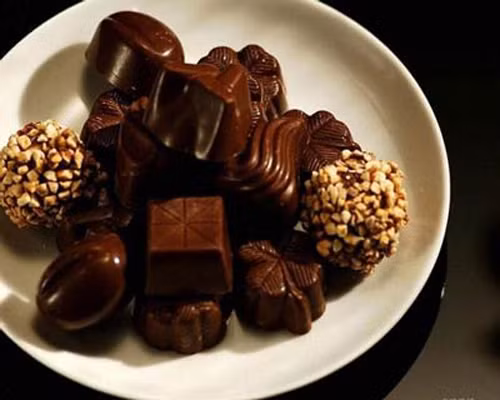 Dù chứa caffeine song socola vẫn được khuyên dùng bởi chúng chứa nhiều chất chống oxy hóa. Socola đen mang lại khả năng giảm huyết áp, cholesterol xấu, giảm nguy cơ béo phì và tiểu đường type 2.