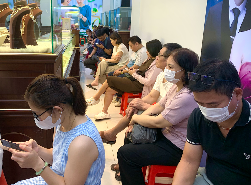 Gia vang dao chieu lien tuc khien nhieu nguoi “lo” vi voi ban thao