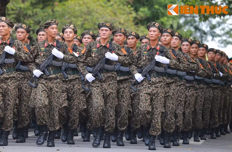 Các chiến sĩ trinh sát đặc nhiệm với khẩu ACE 31 nòng ngắn với báng gấp chuyên dùng cho nhiệm vụ đặc biệt.