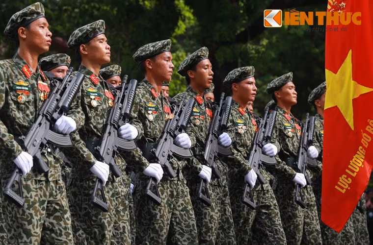 Súng trường Galil ACE đã bước đầu trang bị cho nhiều đơn vị chiến đấu tinh nhuệ của Quân đội Nhân dân Việt Nam. Ảnh: Lực lượng đổ bộ đường không với khẩu Galil ACE trong diễu binh diễu hành kỷ niệm 70 năm quốc khánh nước CHXHCN Việt Nam.