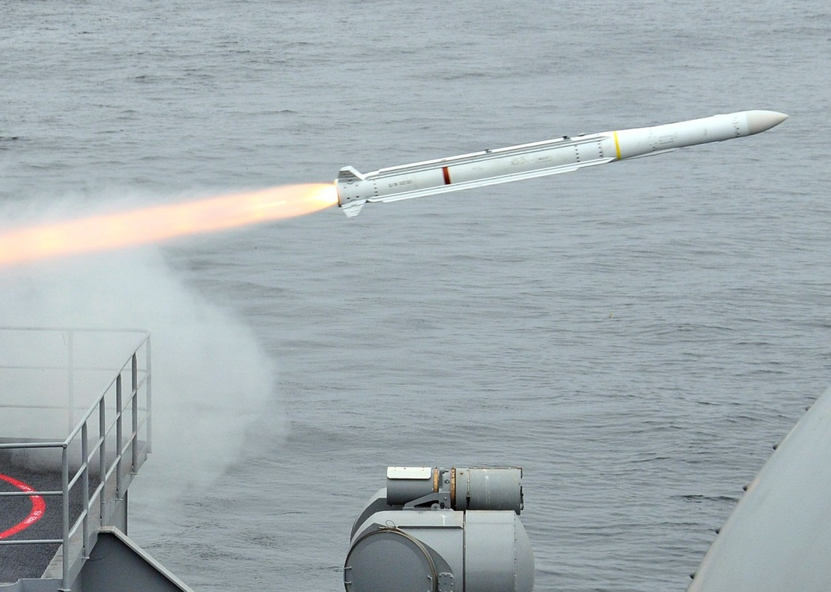 RIM-116 Rolling Airframe Missile (RAM) là một tên lửa đánh chặn tầm ngắn, dẫn đường bằng hồng ngoại. Nó được sử dụng chủ yếu như là một vũ khí bảo vệ chống lại các tên lửa hành trình chống hạm. Các tên lửa được đặt tên như vậy bởi vì thân của nó quay tròn theo trục dọc để ổn định đường bay, giống như một viên đạn bắn ra từ nòng súng. Đây là tên lửa duy nhất của Hải quân Mỹ hoạt động theo cách này. RIM-116 đạt tầm bắn 9km với cơ chế dẫn đường đa dạng 3 chế độ hoạt động gồm: dẫn đường bằng radio thụ động/hồng ngoại, hồng ngoại hoặc chế độ kép hồng ngoại và tần số vô tuyến điện.