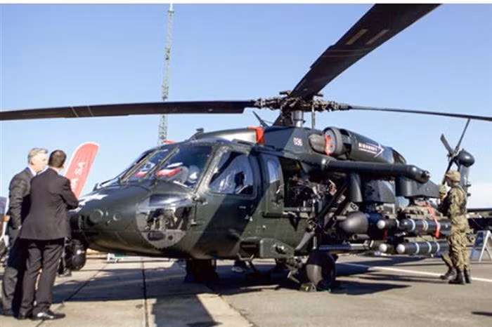 Sikorsky đóng vai trò là nhà sản xuất thiết bị gốc cho Black Hawk, còn Lockheed Martin đem tới các tên lửa và bộ phận điều khiển hỏa lực để tích hợp với gói vũ khí trong hệ thống điều khiển bay của loại trực thăng này. Mặc dù hai công ty mới chỉ sát nhập vào tháng 11 năm ngoái, nhưng sự hợp tác trên một loạt máy bay Black Hawk đã được thực hiện trong nhiều năm, điển hình nhất là mẫu trực thăng MH-60R Seahawk gần đây dành cho Hải quân Mỹ.