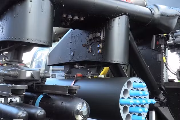 Trong đó trực thăng Black Hawk có vũ trang mang giá treo vũ khí ở hai bên gồm có 4 tên lửa đối đất AGM-114 Hellfire, hai ống treo mang theo 19 quả rocket Hydra cỡ 70 mm, và một cần súng máy hạng nặng FN Herstal cỡ 12.7 mm.