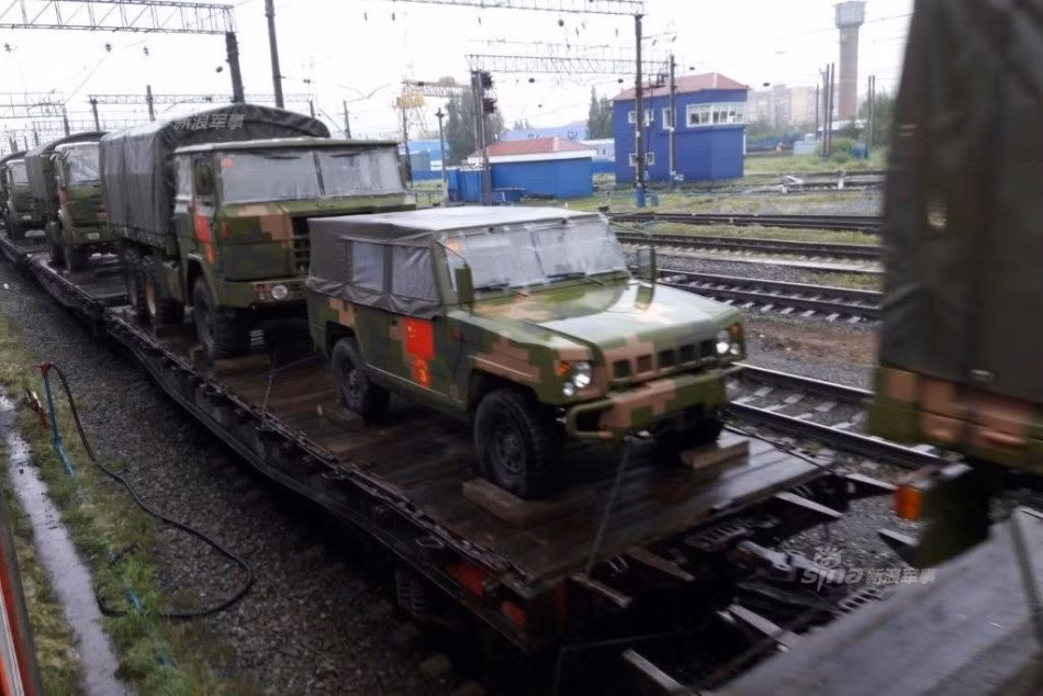 Ngoài các xe tăng Type 96B, đoàn tàu quân sự này còn gây chú ý khi chở thêm nhiều binh khí kỹ thuật khác gồm xe vận tải chở quân, xe bọc thép hạng nhẹ và cả xe chiến đấu bộ binh Type 86.