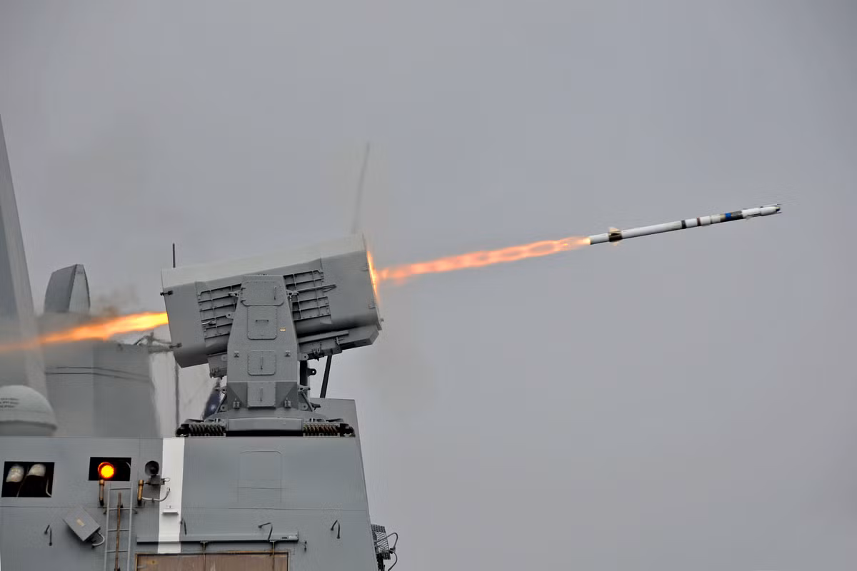 RIM-162 Evolved SeaSparrow Missile (ESSM) là một phiên bản cải tiến của RIM-7 Sea Sparrow, được dùng để bảo vệ các tàu chiến khỏi tên lửa chống hạm siêu âm cơ động như Yakhont, 3M54E Klub của Nga. ESSM được phóng từ bệ phóng thẳng đứng Mk 41 với 1 ống phóng Mk 41 cho phép chứa đến 4 tên lửa ESSM. Tầm bắn: 50km. Tốc độ bay tối đa: Mach 4. Cơ chế dẫn đường: Điều khiển và dẫn đường quán tính ở từng giai đoạn bay kết hợp dẫn đường bằng radar bán chủ động. Kiểu đầu đạn: nổ mạnh phá mảnh.