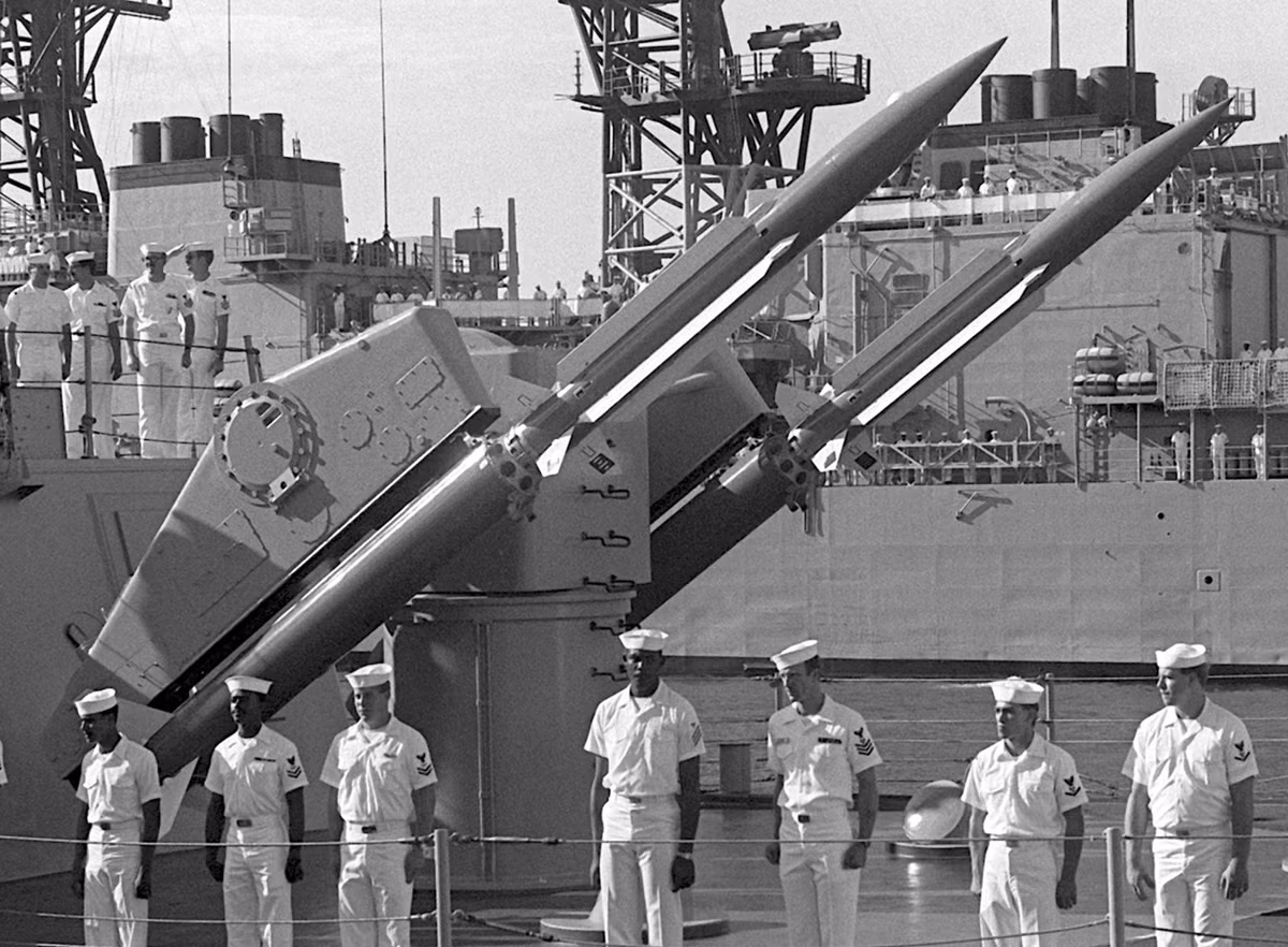 Hệ thống tên lửa phòng không tầm xa RIM-67A Standard (SM-1ER) được phát triển cho Hải quân Mỹ để thay thế cho RIM-8 Talos, đưa vào trang bị trong Hải quân Mỹ năm 1970. Tên lửa đạt tầm bắn 185km, trần bắn 24km, dẫn đường bằng quán tính kết hợp radar bán chủ động.