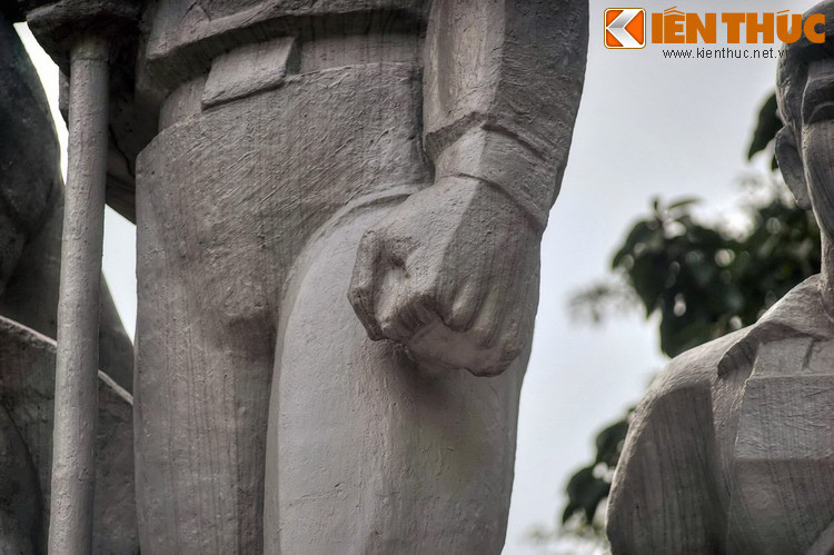 Bàn tay trái của anh nắm chặt đầy quyết tâm.