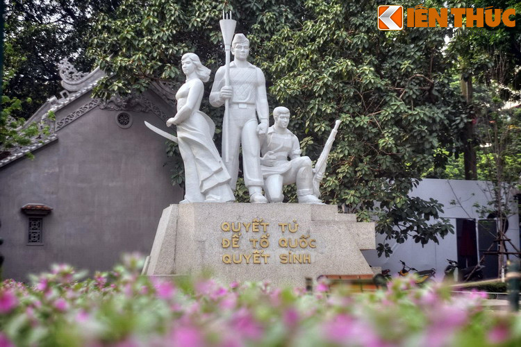 Ba hình tượng đều được thể hiện với tính chiến đấu cao, là đại diện cho ba lực lượng tham gia cuộc Toàn quốc kháng chiến ở Hà Nội cuối năm 1946 đầu năm 1947.