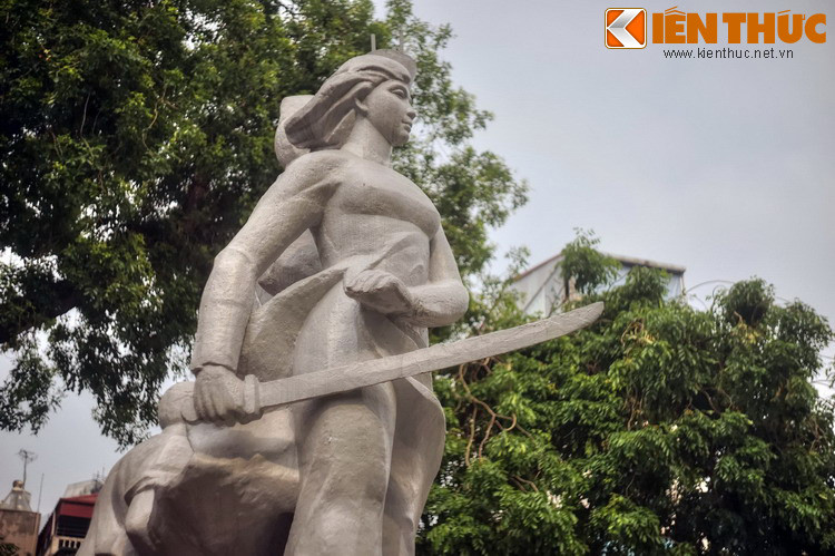 ...Vừa mang dáng vẻ bất khuất, kiên cường của con cháu Bà Trưng, Bà Triệu với lưỡi gươm sắc đã tuốt trần, sẵn sàng chém xả vào kẻ thù để bảo vệ thành phố thân yêu.