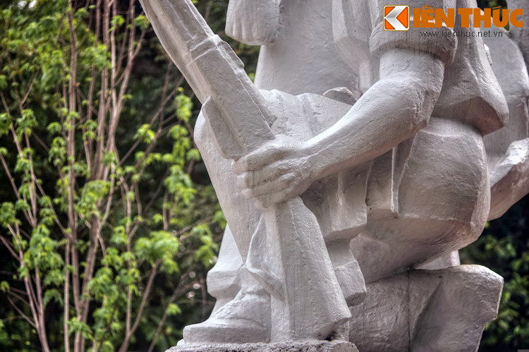 Hình tượng người công nhân trên tượng đài Quyết tử được thể hiện với thế tấn chắc chắn, tay trái nắm chắc cây súng.