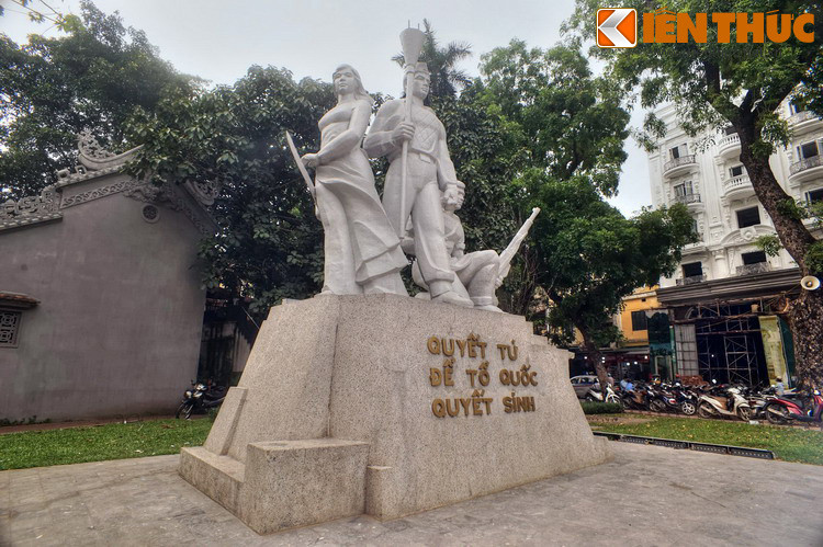 Phía dưới ba hình tượng này là bệ tượng đài được thể hiện như một khối thép nung đầy góc cạnh, như tinh thần yêu nước không thể nào lay chuyển của người Hà Nội trong những ngày Toàn quốc kháng chiến.