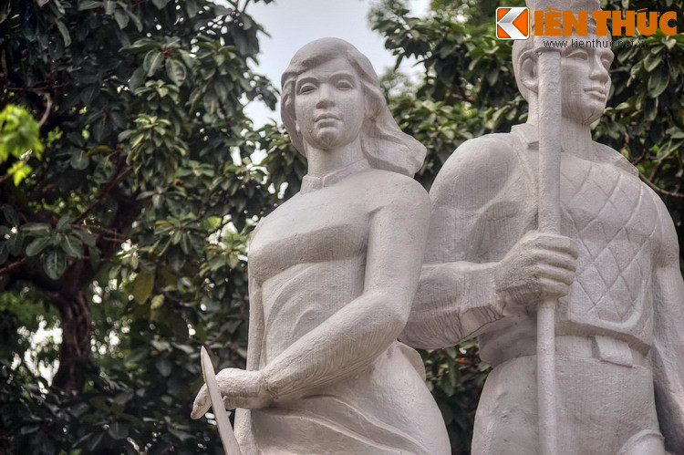 Hình tượng người nữ trí thức vừa mang vẻ nữ tính đặc trưng của phụ nữ Hà Nội xưa với tà áo dài truyền thống, khuôn mặt thanh tú, mái tóc bồng bềnh như mây bay...