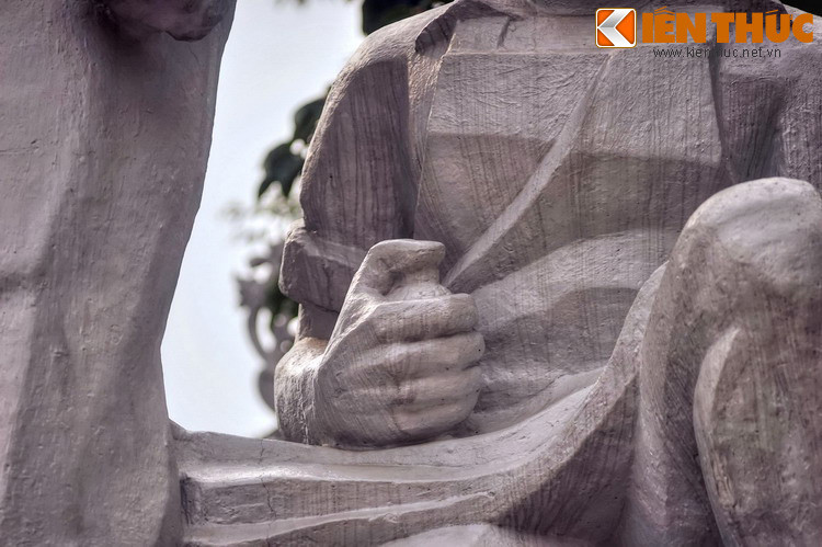 Tay phải của anh cầm quả lựu đạn, ngón tay cái đặt trên đầu lựu đạn như sẵn sàng bật kíp nổ ném vào kẻ địch đang tràn tới.