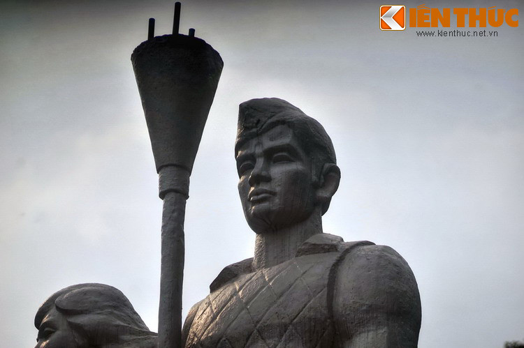 Khi một người lính Vệ quốc đoàn cầm bom ba càng lao vào đánh xe tăng địch, anh thấu hiểu rằng điều này gần như đồng nghĩa với việc hi sinh tính mạng của mình.