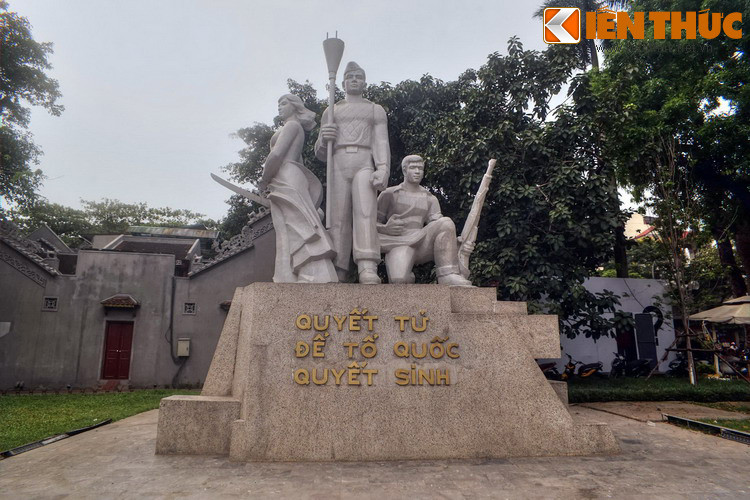 Được cố nghệ sĩ Kim Giao sáng tác năm 1984, công trình thể hiện hình ảnh ba nhân vật: Ở giữa là người chiến sĩ Vệ quốc đoàn cầm bom ba càng, hai bên là cô gái mặc áo dài cầm gươm và anh công nhân ngồi cầm súng.