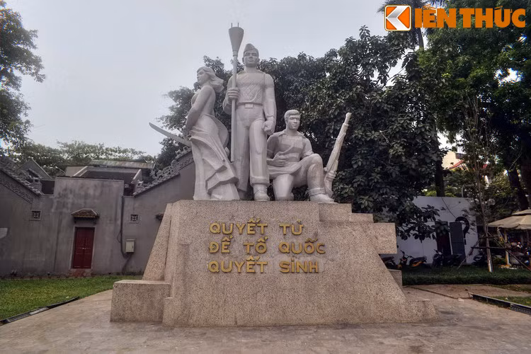 Được cố nghệ sĩ Kim Giao sáng tác năm 1984, công trình thể hiện hình ảnh ba nhân vật: Ở giữa là người chiến sĩ Vệ quốc đoàn cầm bom ba càng, hai bên là cô gái mặc áo dài cầm gươm và anh công nhân ngồi cầm súng.