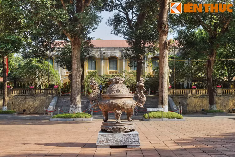 Nằm ở trung tâm Di sản văn hóa thế giới Hoàng thành Thăng Long (Hà Nội), điện Kính Thiên là cung điện quan trọng bậc nhất kinh thành Thăng Long xưa, là nơi cử hành các nghi lễ long trọng nhất của triều đình, nơi đón tiếp sứ giả nước ngoài và là nơi thiết triều bàn những việc quốc gia đại sự.