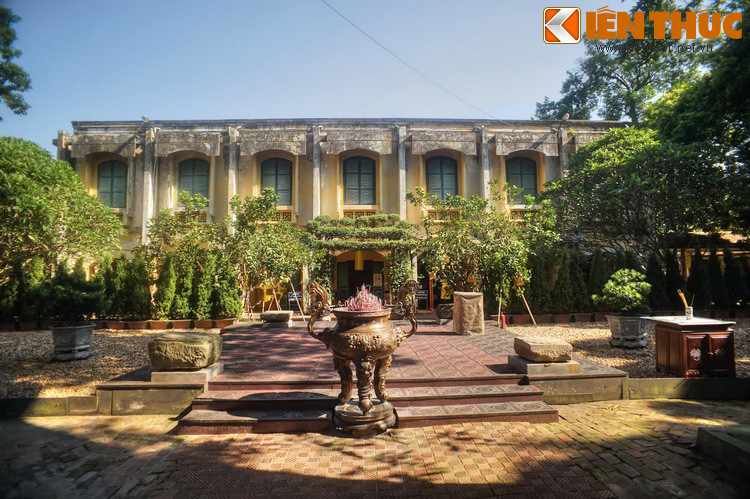 Thời Pháp thuộc, vào năm 1886, thực dân Pháp phá bỏ hành cung Kính Thiên và xây dựng trụ sở chỉ huy pháo binh tại đây. Ngôi nhà này được gọi là nhà Con Rồng (hay còn gọi là Long Trì), do phía trước và sau đều có rồng đá chầu.