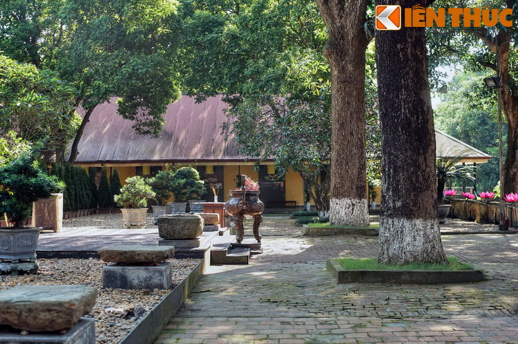 Ngay nay, dấu tích hành cung kính thiên xưa chỉ thềm bậc và nền điện. Nền điện dài 57 mét, rộng 41,5 mét, cao 2,3 mét. Phía Nam nền điện còn có hàng lan can cao hơn 1 mét.