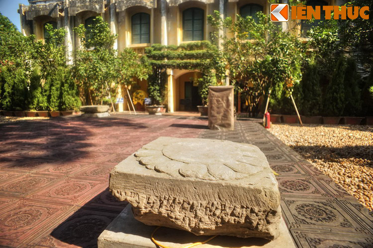 ...Chủ yếu là các chân tảng dùng để kê cột cung điện, được tìm thấy ở khu vực này.