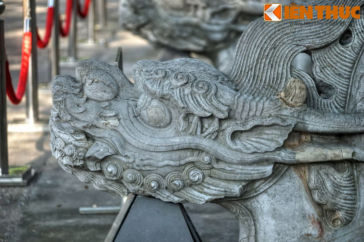 Rồng đá điện Kính Thiên là một di sản kiến trúc nghệ thuật tuyệt tác, tiêu biểu cho nghệ thuật điêu khắc thời Lê sơ. Rồng được chạm trổ bằng đá xanh, đầu nhô cao, thân uốn lượn mềm mại thành nhiều vòng cung, nhỏ dần về phía nền điện, trên lưng có đường vây dài nhấp nhô như vân mây, tia lửa...