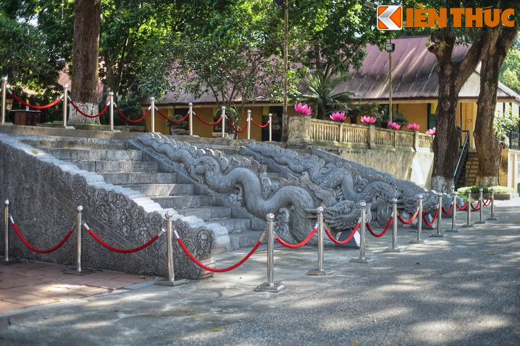 Theo “Đại Việt Sử ký toàn thư”, điện Kính Thiên được xây dựng năm 1428 đời Vua Lê Thái Tổ và hoàn thiện vào đời vua Lê Thánh Tông. Điện được xây dựng trên núi Nùng, ngay trên nền cũ của cung Càn Nguyên – Thiên An thời Lý, Trần.