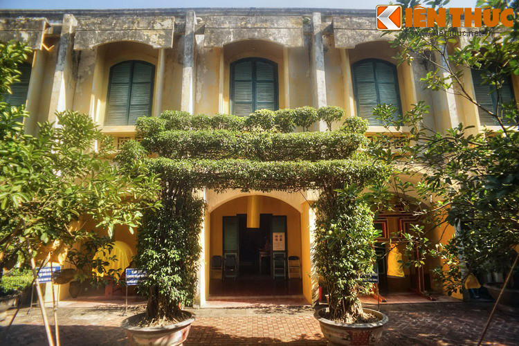 Sau ngày 10/10/1954, khi quân ta vào tiếp quản Thủ đô, khu vực này trở thành nơi làm việc của Bộ Quốc phòng. Năm 2004, Bộ Quốc phòng bàn giao lại một phần diện tích khu vực trung tâm (trục chính tâm) thành cổ Hà Nội cho UBND thành phố Hà Nội quản lý.