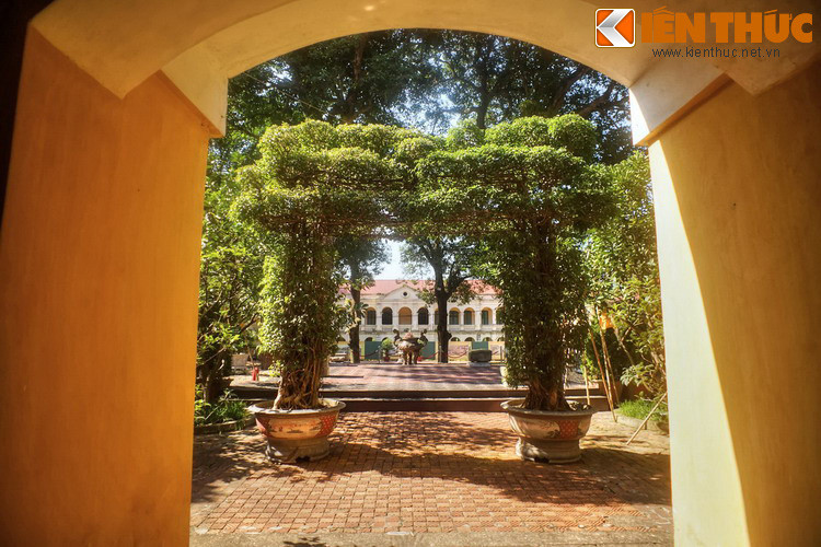 Theo các tư liệu lịch sử, trước khi bị người Pháp phá, hành cung Kính Thiên là một kiến trúc gỗ gồm hai nếp hình chữ Nhị (二), kiểu chồng diêm hai tầng tám mái với các góc đao cong. Bờ nóc của cả hai nếp nhà đều đắp nổi đôi rồng chầu mặt trời. Quanh điện có sân rộng được xây lan can bao cả 4 phía.