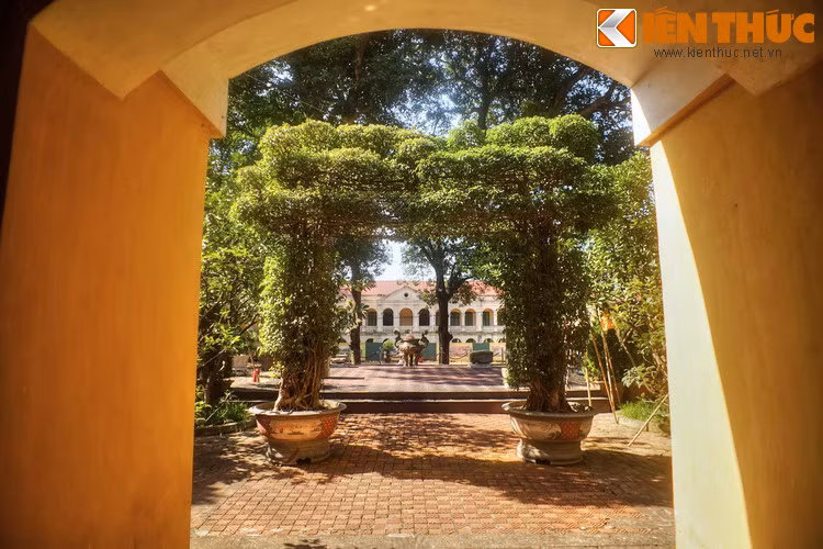 Theo các tư liệu lịch sử, trước khi bị người Pháp phá, hành cung Kính Thiên là một kiến trúc gỗ gồm hai nếp hình chữ Nhị (二), kiểu chồng diêm hai tầng tám mái với các góc đao cong. Bờ nóc của cả hai nếp nhà đều đắp nổi đôi rồng chầu mặt trời. Quanh điện có sân rộng được xây lan can bao cả 4 phía.