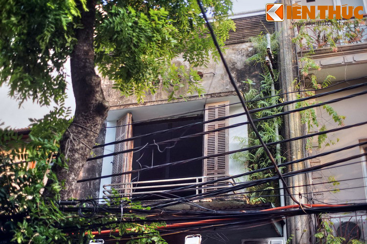 Thời kỳ 1920-1935, phố Hàng Cá cũng như một số phố nhỏ khác trong khu vực Cửa Đông không có vị trí buôn bán ở phố chính, nên không có mấy nhà mở cửa hàng buôn bán hoặc sản xuất. Khi đó, Hàng Cá chỉ có một nhà sản xuất hương nén.