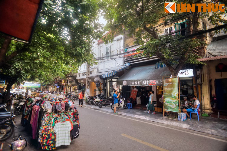 Với những người mê ẩm thực vỉa hè, Hàng Cá là con phố đáng để ghé thăm vì dọc phố có khá nhiều hàng quán với những món ăn hấp dẫn...