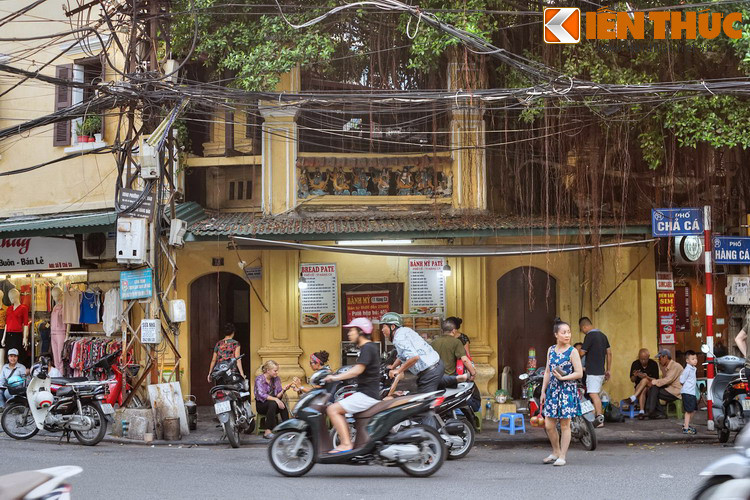 Ở ngã tư Hàng Cá – Chả Cá có đền Đồng Thuận (số 11 Chả Cá), cũng là nơi thờ nhân vật lịch sử Lý Tiến. Theo sử cũ, Lý Tiến là một vị tướng thời Hùng Vương thứ 6. Ông cầm quân đi đánh giặc Ân, bị trọng thương đã gắng gượng về tới quê nhà mới ngã xuống.