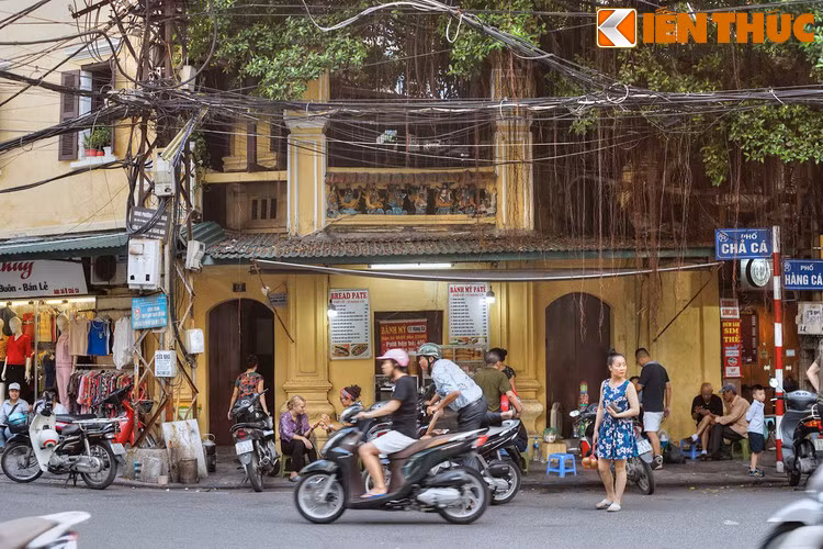 Ở ngã tư Hàng Cá – Chả Cá có đền Đồng Thuận (số 11 Chả Cá), cũng là nơi thờ nhân vật lịch sử Lý Tiến. Theo sử cũ, Lý Tiến là một vị tướng thời Hùng Vương thứ 6. Ông cầm quân đi đánh giặc Ân, bị trọng thương đã gắng gượng về tới quê nhà mới ngã xuống.