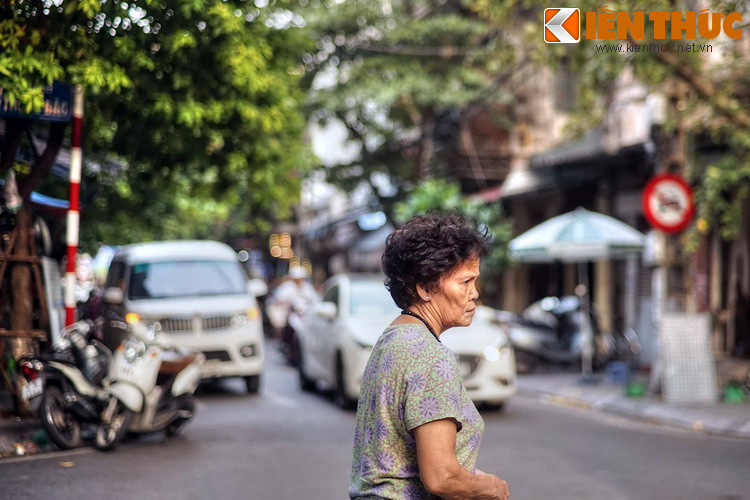 Nhà cửa ở trong phố này phần lớn là nhà của các gia đình công chức dùng để ở hoặc cho thuê. Người thuê cũng là giới viên chức đi làm ở các sở công tư, vợ ở nhà hay có sạp hàng nhỏ trong chợ Đồng Xuân.